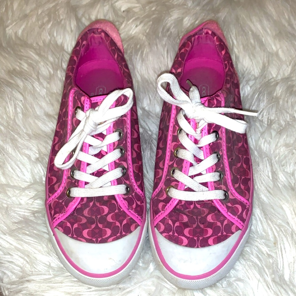 Tennis shoes